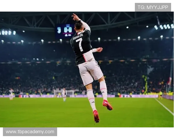 尤文图斯中场缺少关键连接点，组织推进效率受限