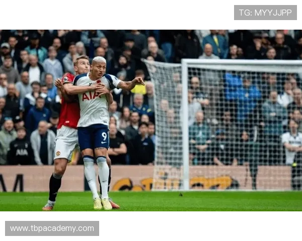 曼联防线失误频繁引发争议，稳定性面临考验对争冠形势产生影响