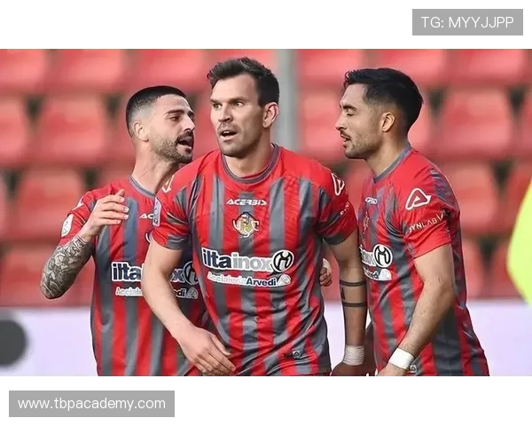 罗马重返意甲巅峰局面变化形势,球队竞争格局与稳定性面临考验 罗马重返意甲巅峰局面变化形势,球队竞争格局与稳定性面临考验